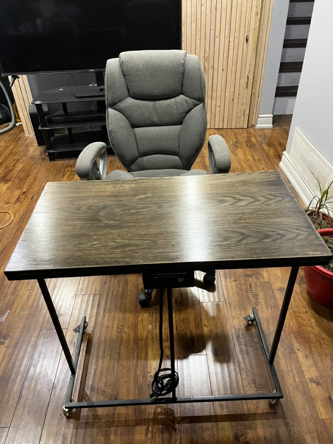 Grey Office Chair & Wood Desk image indicator(3)