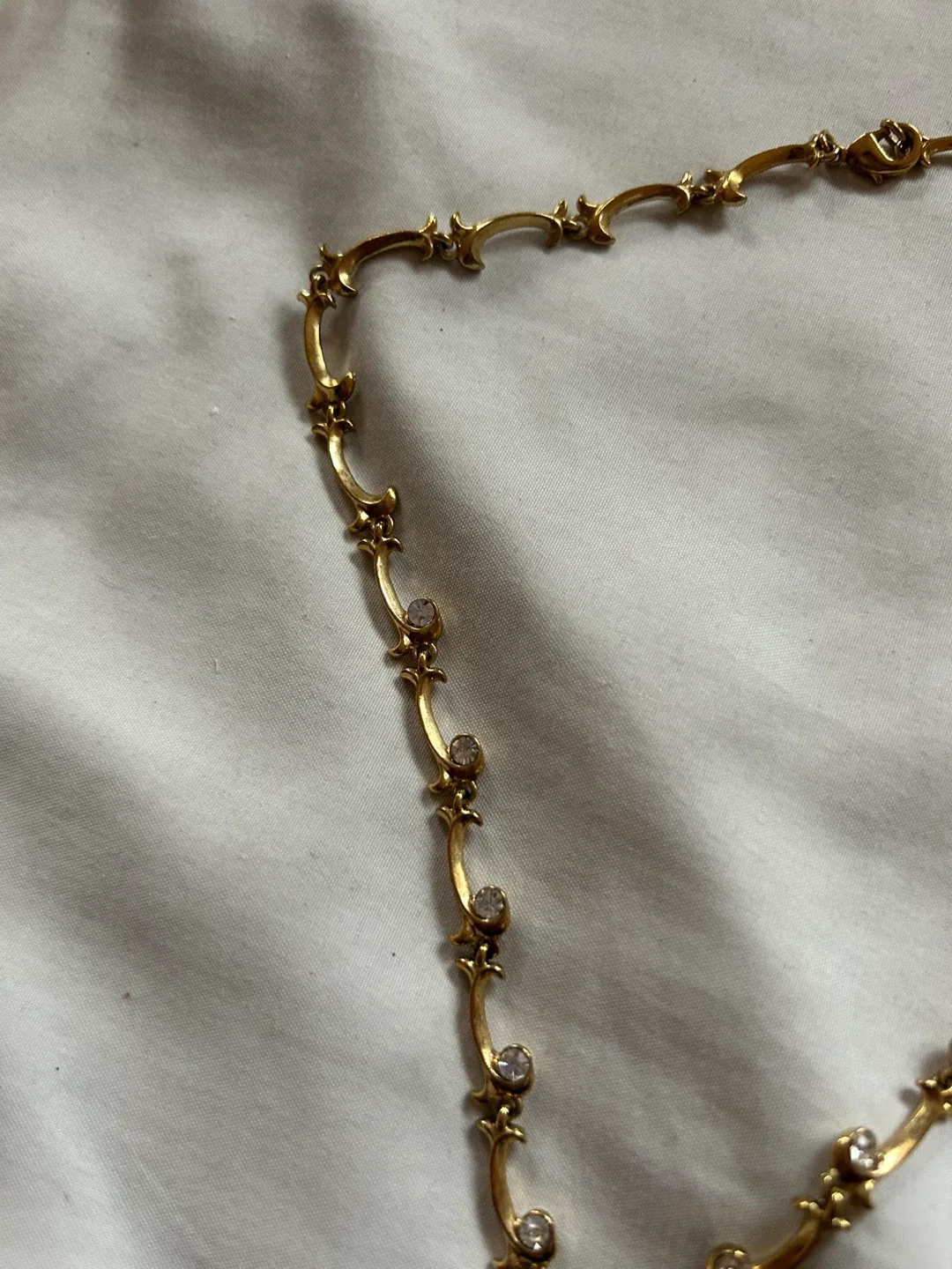 Vintage Gold Tone Necklace with Artificial Gemstone image indicator(3)