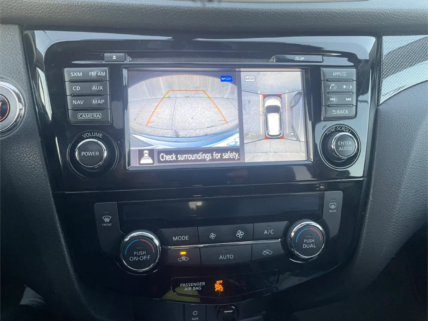 Nissan Rogue SL AWD 2016 - Great Condition! image indicator(6)