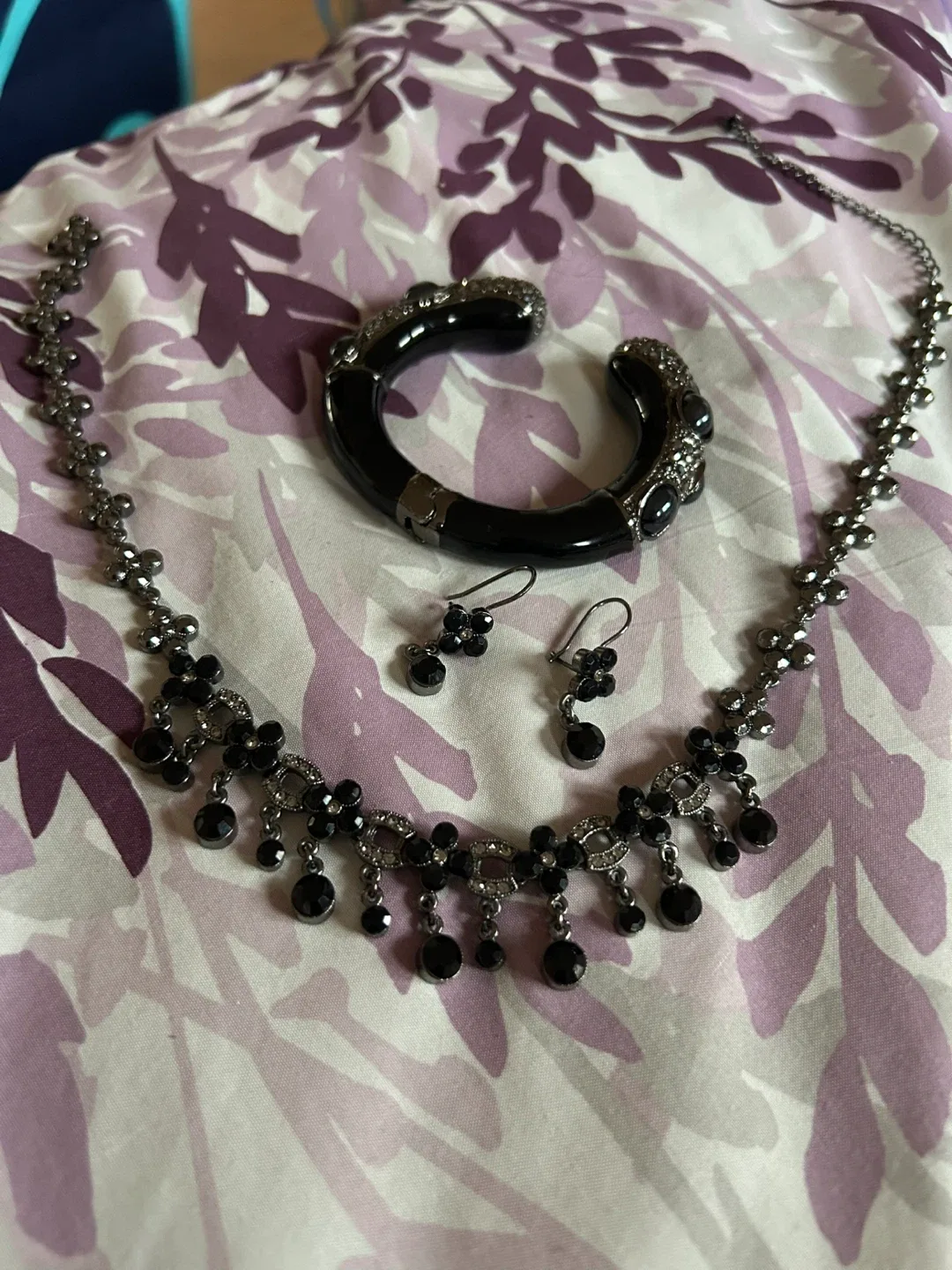 Black Jewellery Set: Necklace, Bracelet & Earrings image indicator(2)
