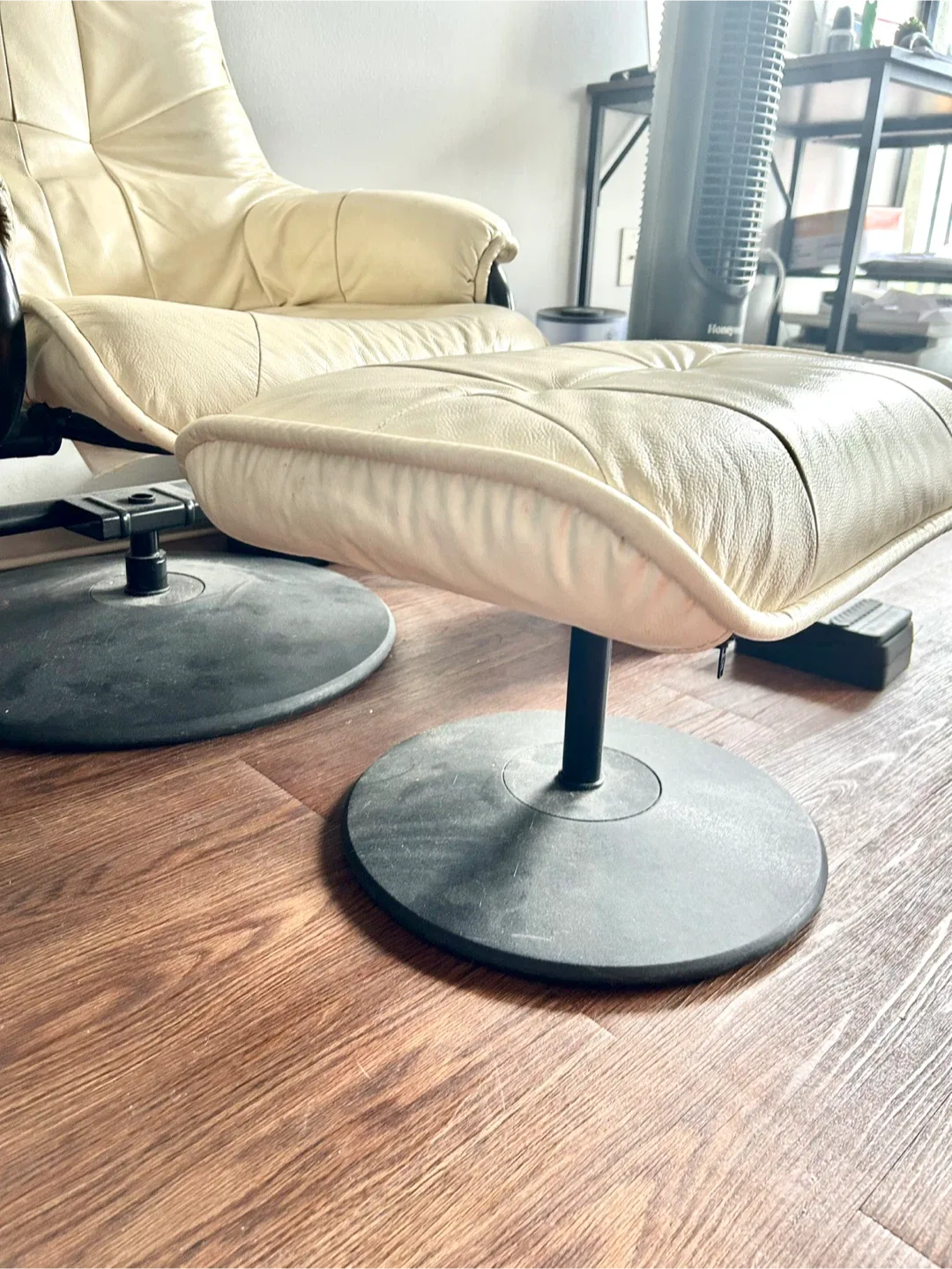 Cream Leather Swivel Chair with Ottoman image indicator(3)