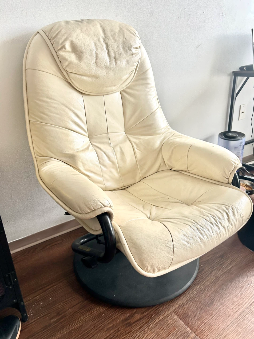 Cream Leather Swivel Chair with Ottoman - photo 2