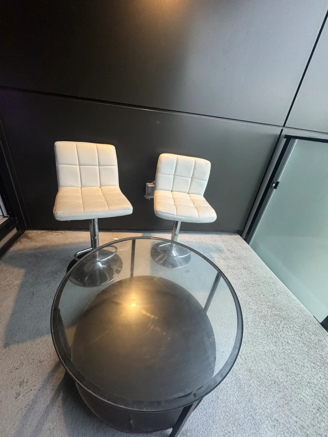 Two bar stools and a table - photo 2
