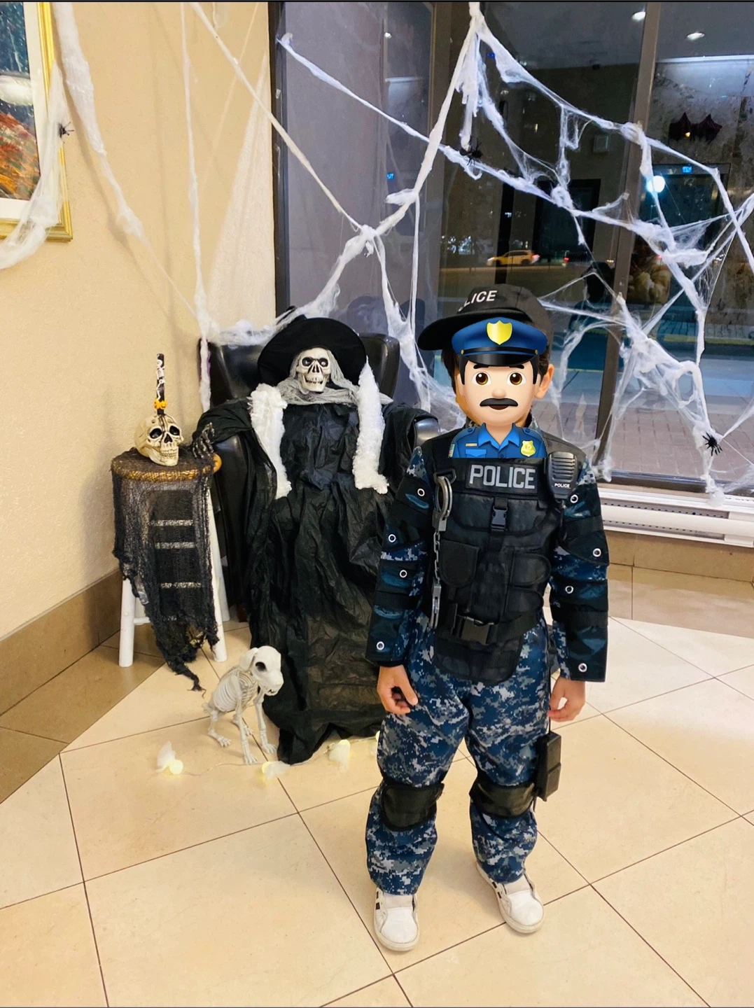 Police officer Costume (Size 5-6) - like new - photo 2