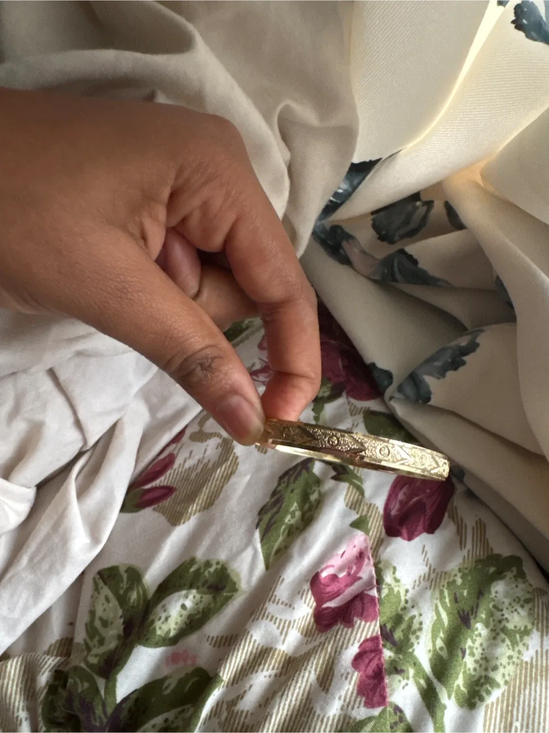 Gold Bangle Bracelet image indicator(2)