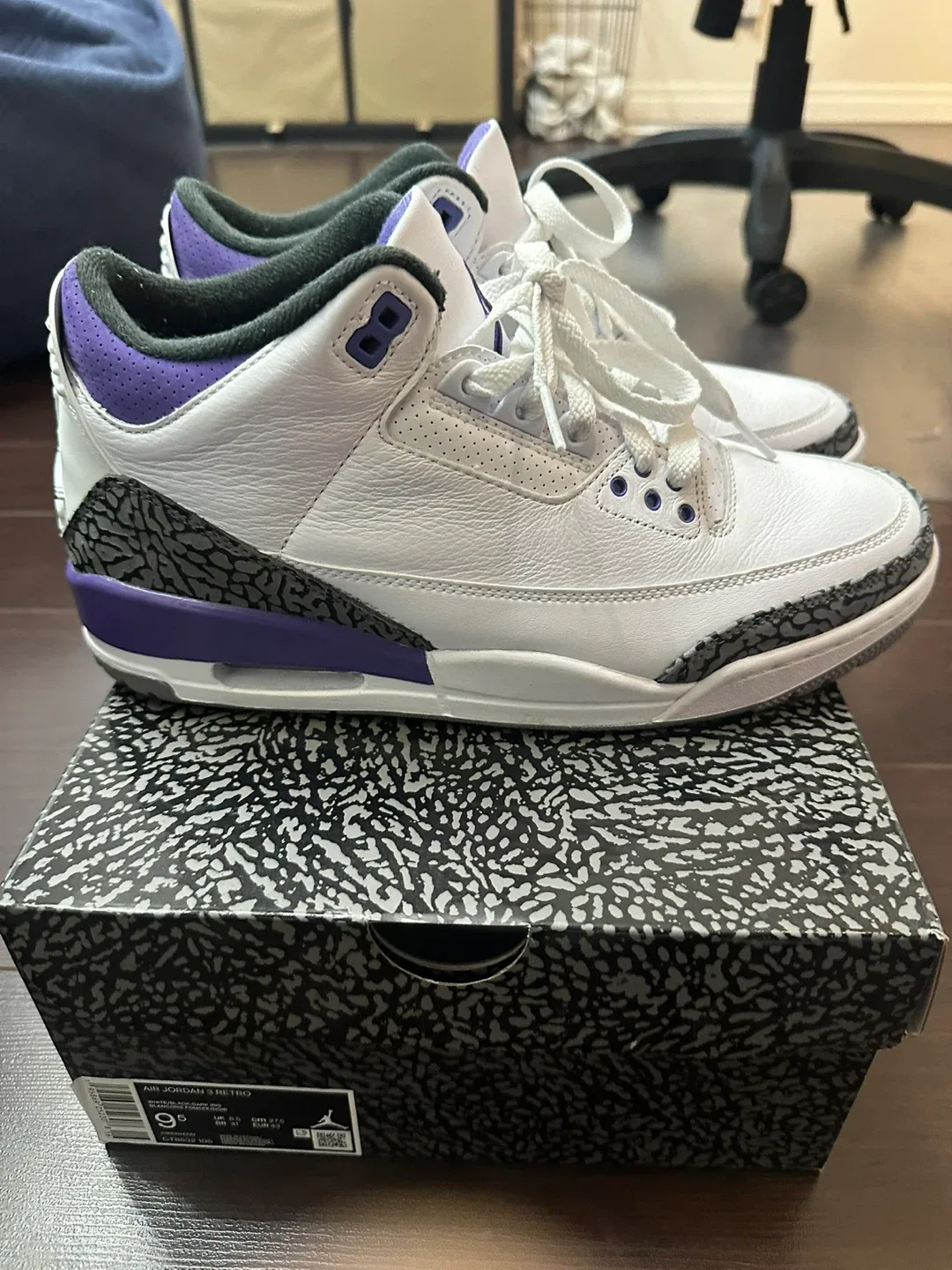 Air Jordan 3 Retro White/Purple Size 9.5 image indicator(3)