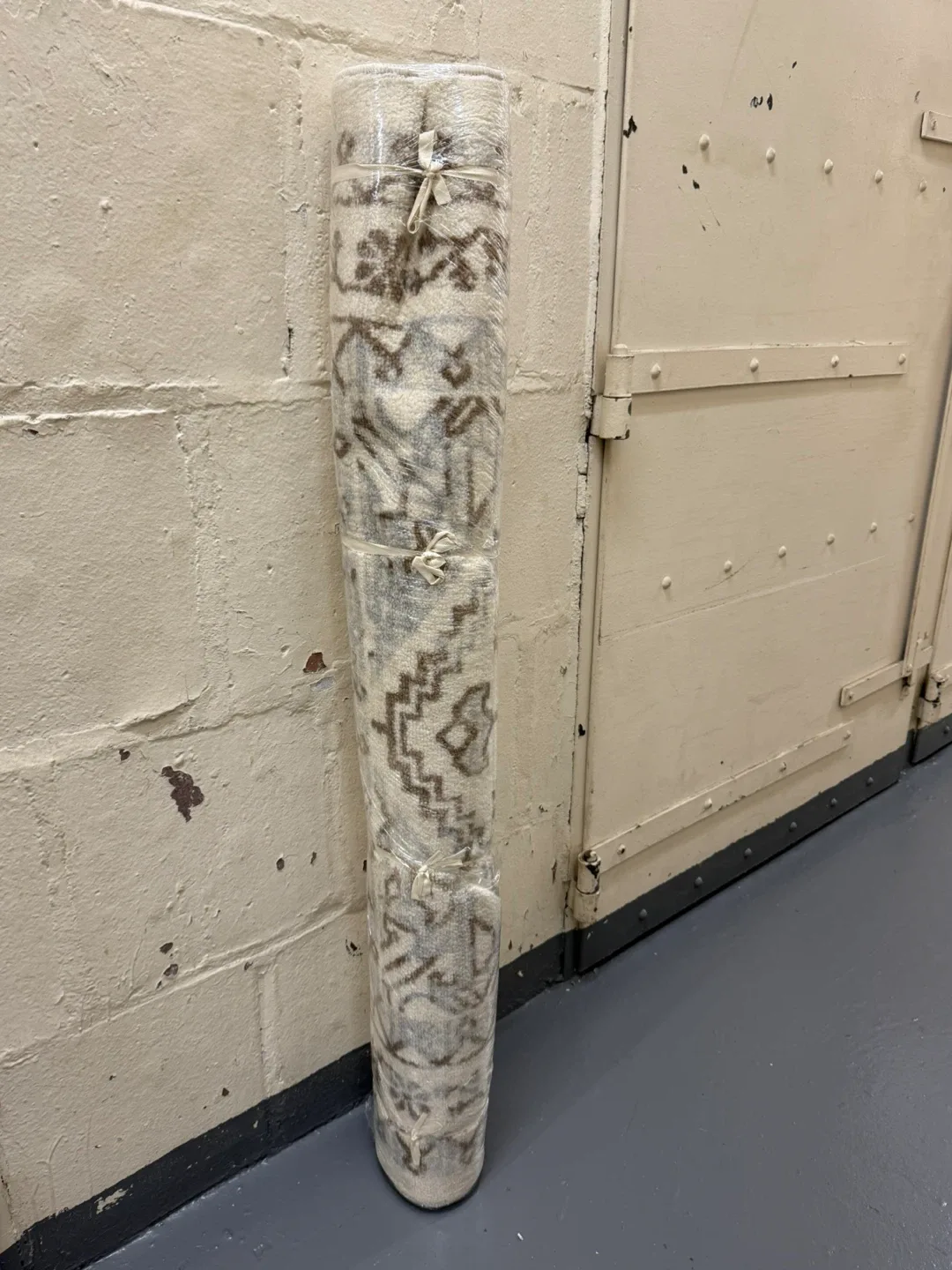 Threshold Persian Style Distressed Area Rug image indicator(2)