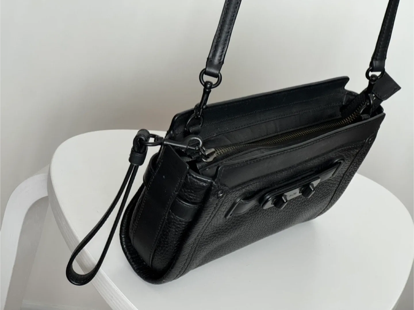 Swagger Carryall 27 + Smol Wristlet $141  O.B.O. image indicator(2)