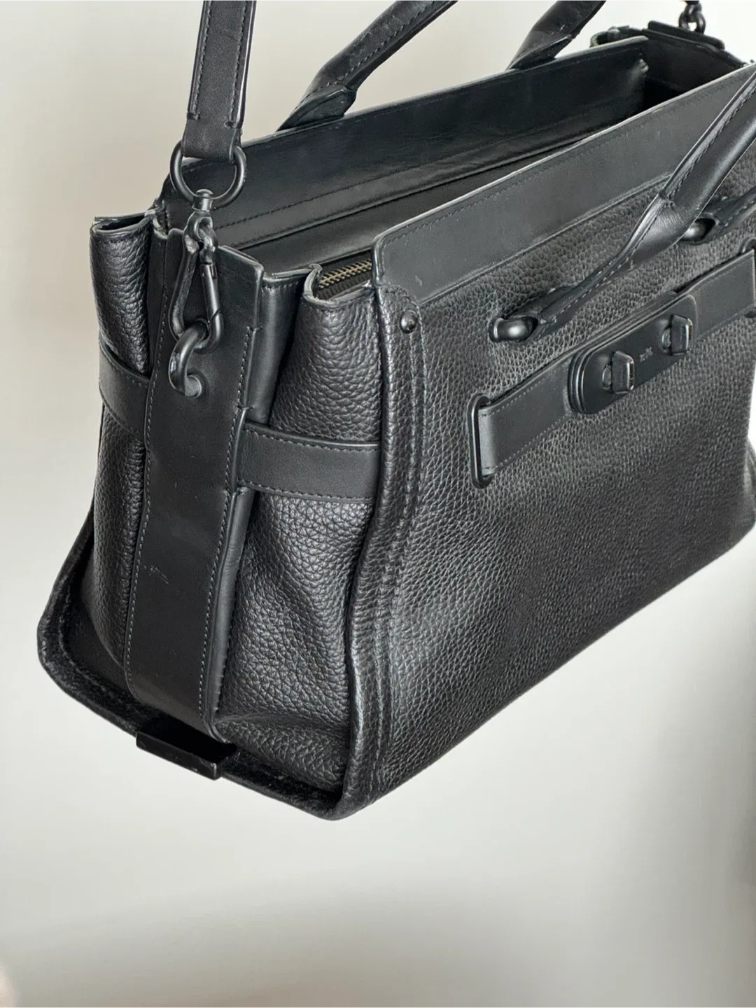 Swagger Carryall 27 + Smol Wristlet $141  O.B.O. image indicator(8)