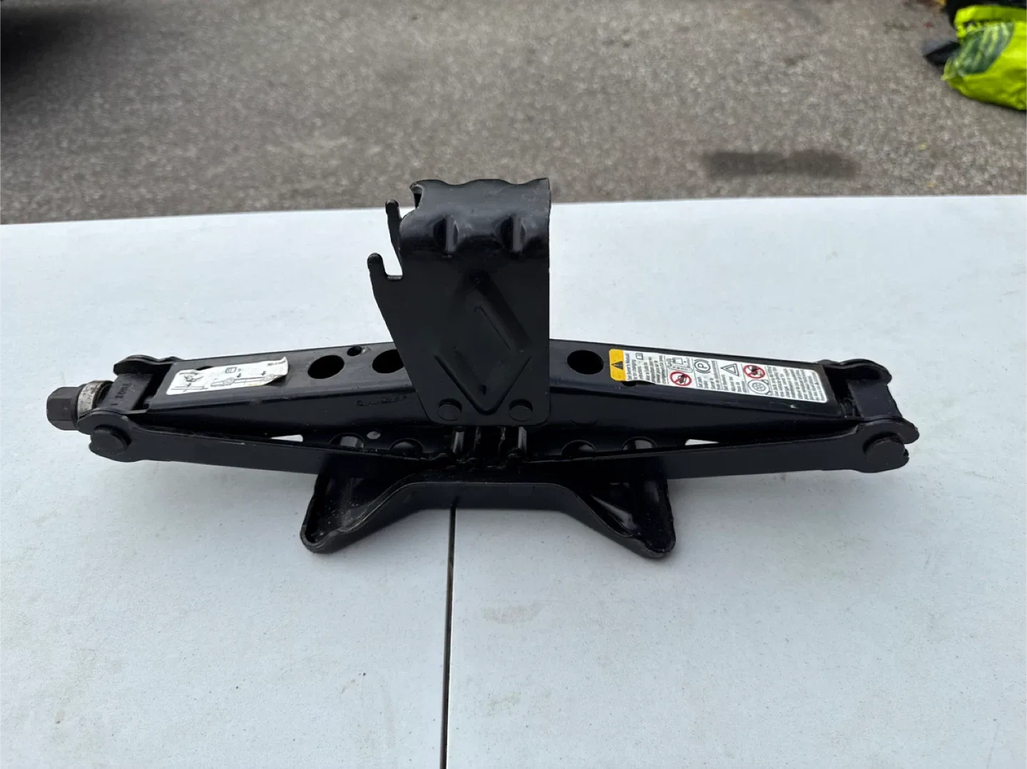 Black Scissor Jack image indicator(2)