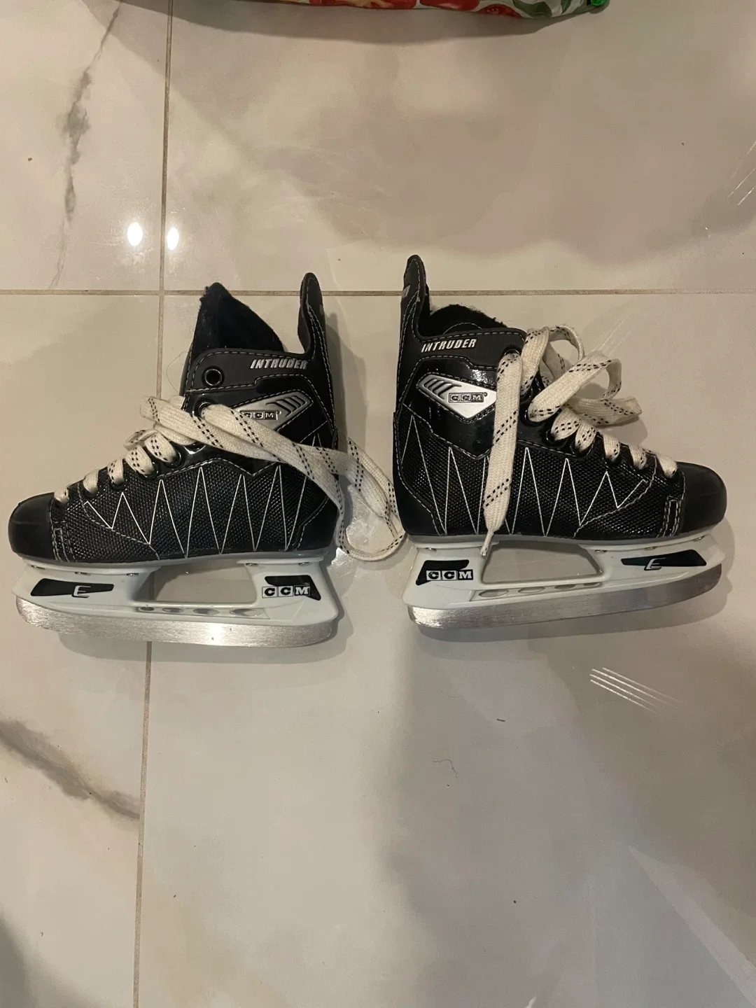 CCM Intruder Ice Skates - 11 junior Size image indicator(2)