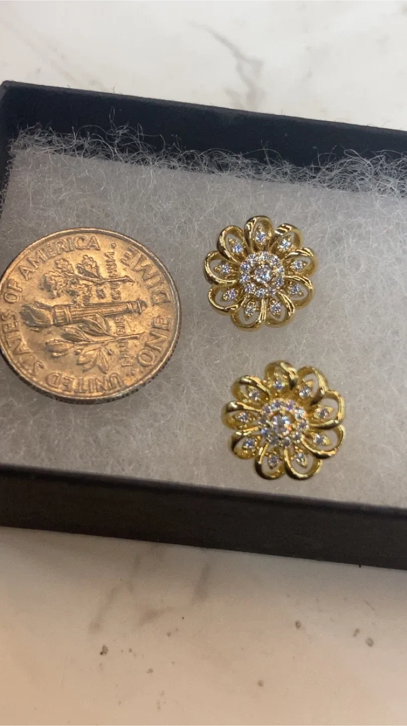Gold Flower Stud Earrings image indicator(2)