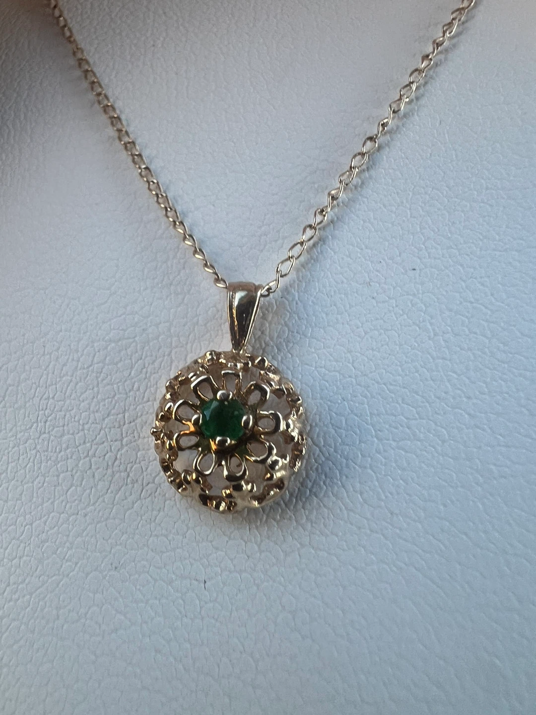 14 k Gold Necklace with Emerald Pendant - photo 2