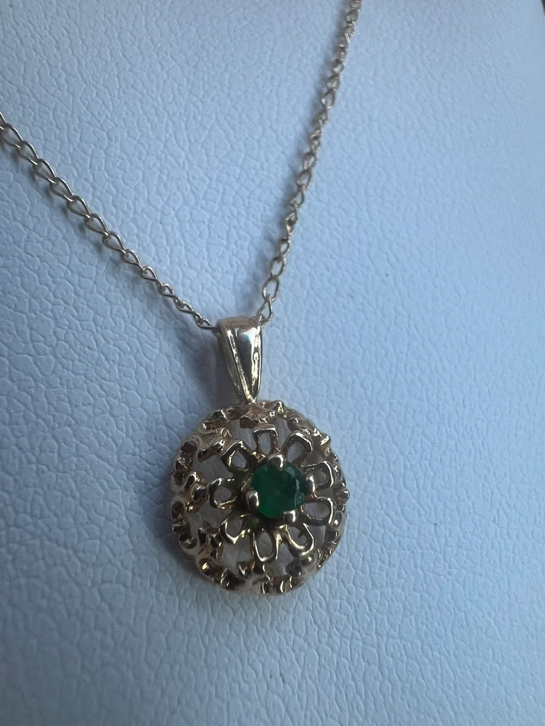10 k Gold Necklace with Emerald Pendant