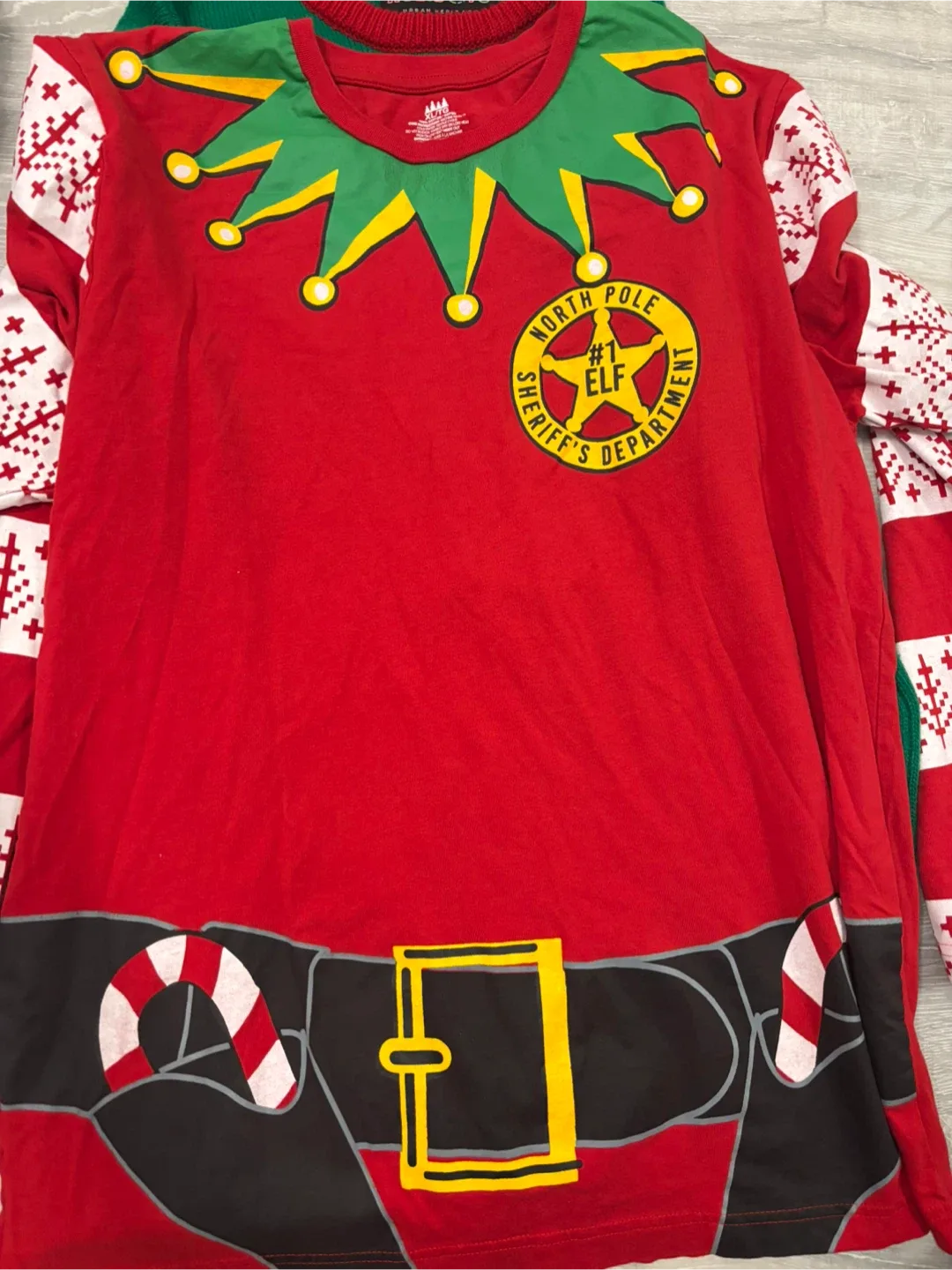 Sweaters and 1 t shirt -Santa, Gingerbread - Size L image indicator(2)