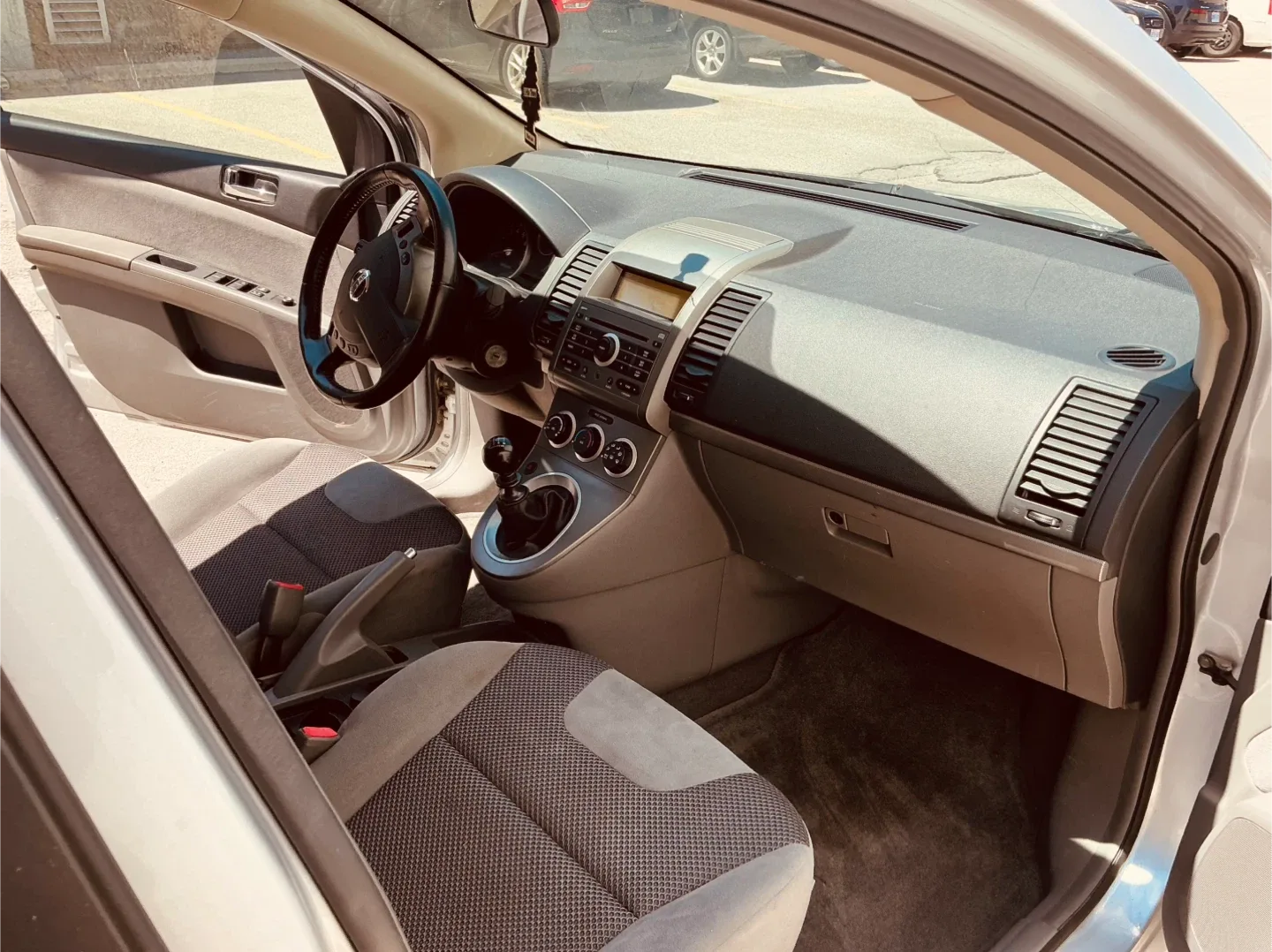 Nissan Sentra 2.0S Interior image indicator(2)