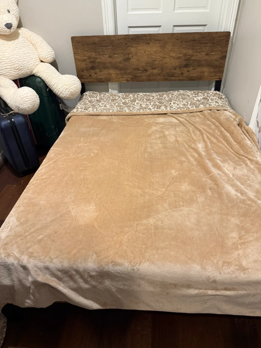 Full Size Bed Frame with Wooden Headboard image indicator(4)