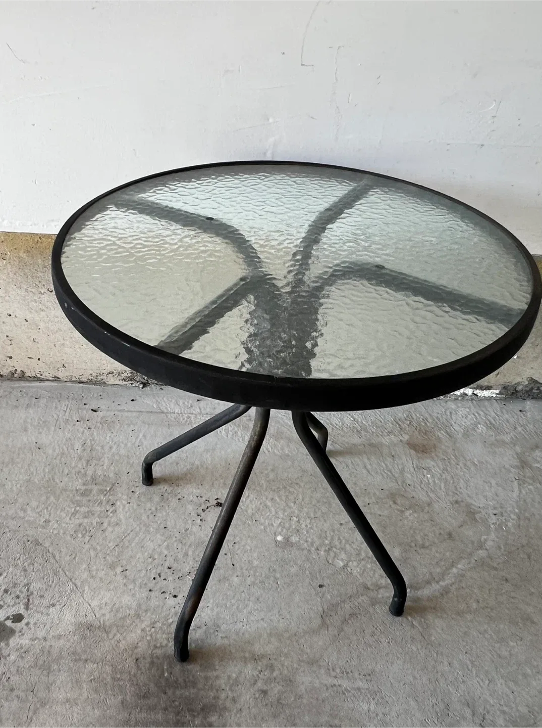 Round Glass Top Outdoor Bistro Table image indicator(3)