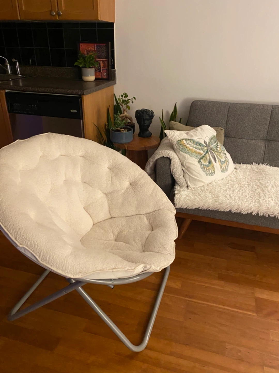 Stylish and Foldable Saucer Chair