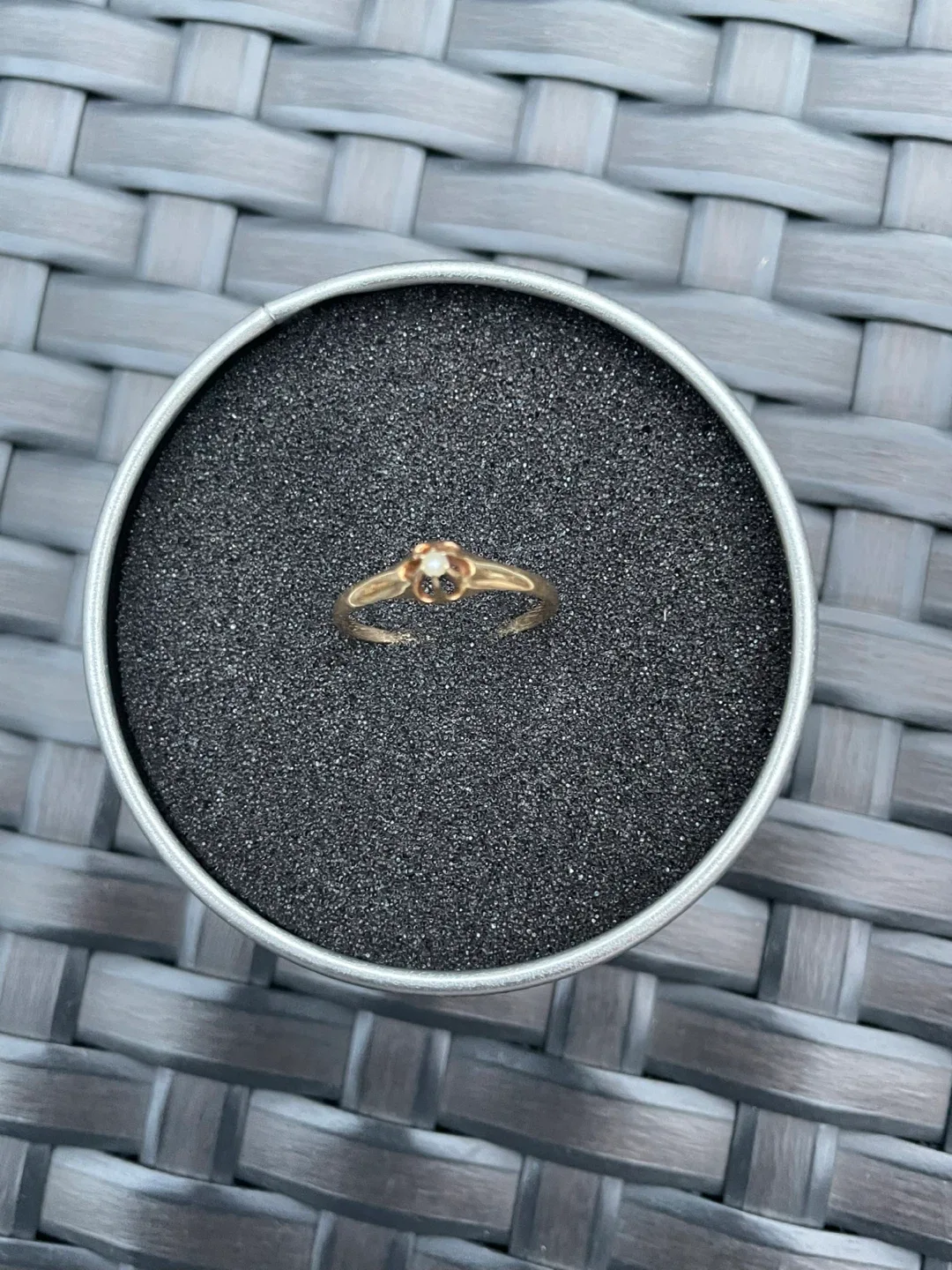 14kt Vintage solid gold ring with seed pearl image indicator(4)