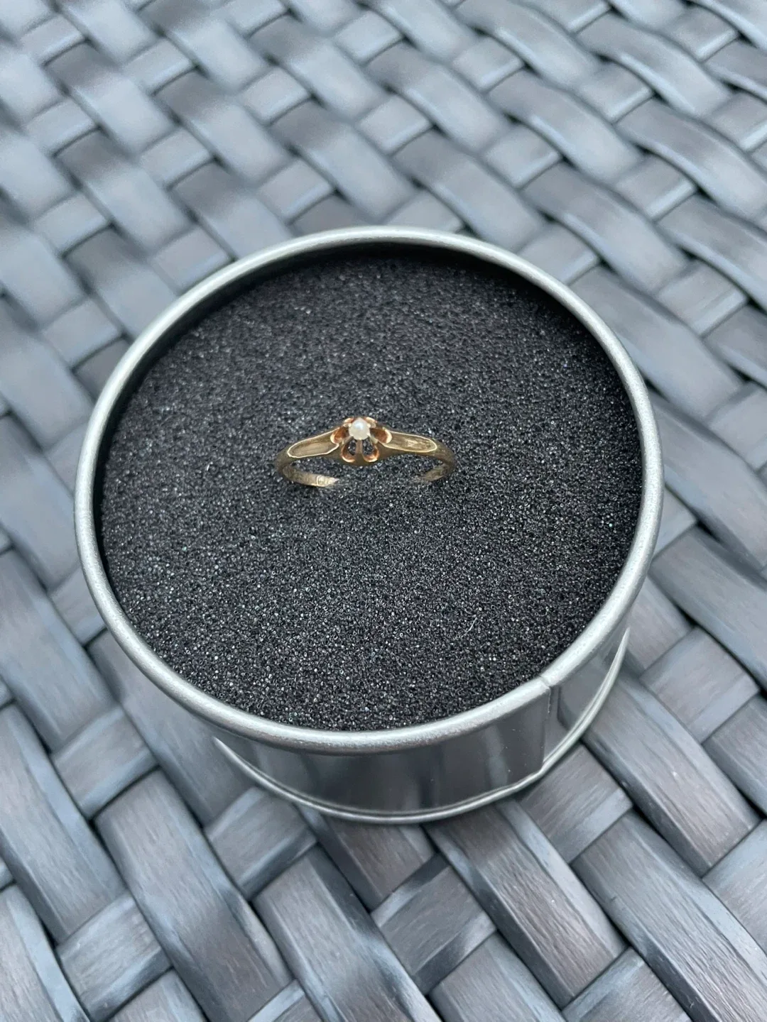 14kt Vintage solid gold ring with seed pearl image indicator(5)