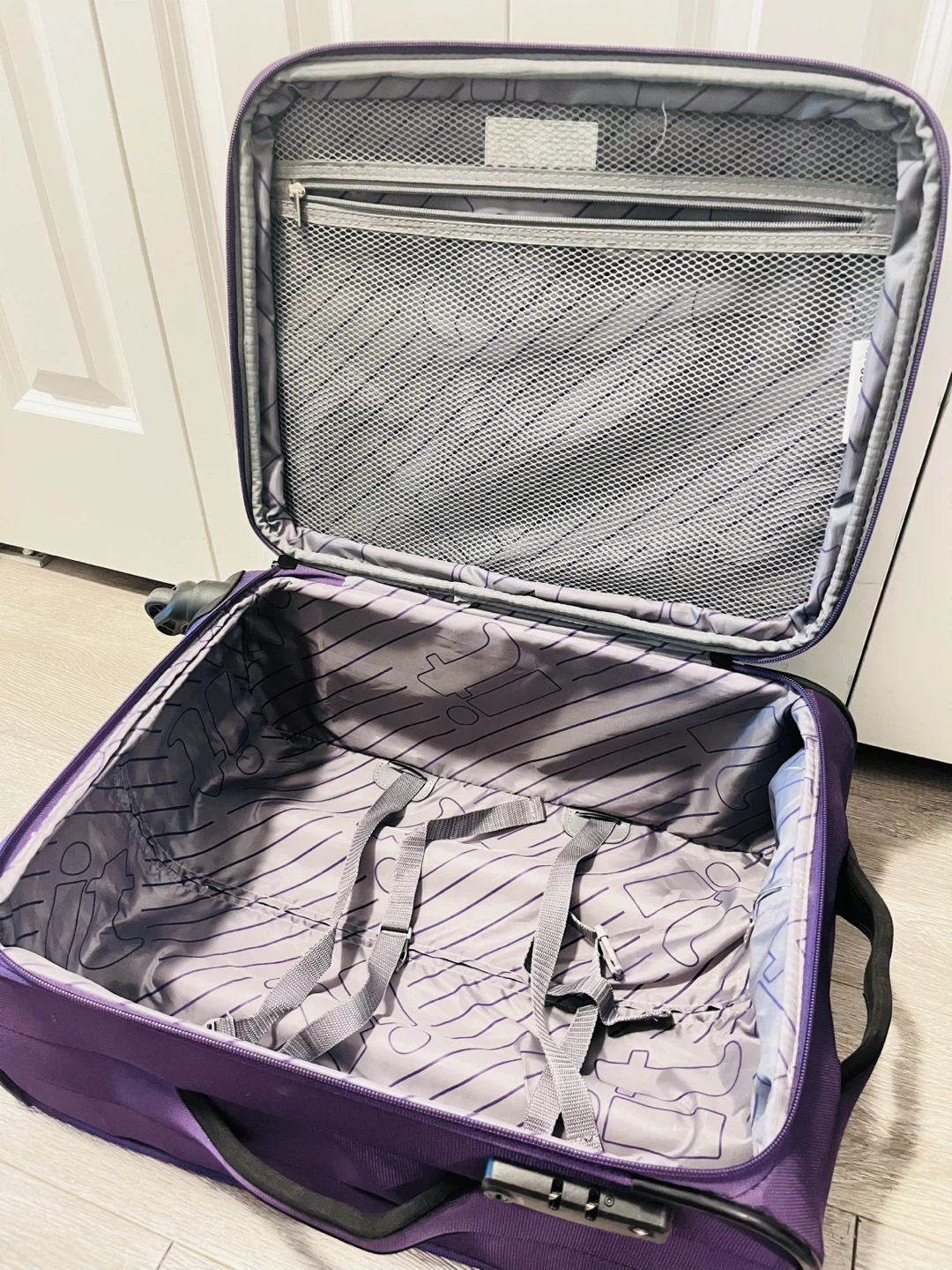It Luggage Expandable Carry-On Suitcase - photo 5