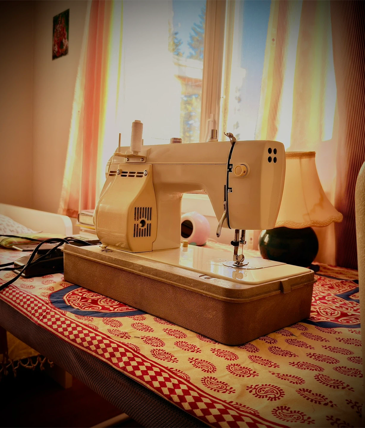 Vintage Sewing Machine with Case - photo 2