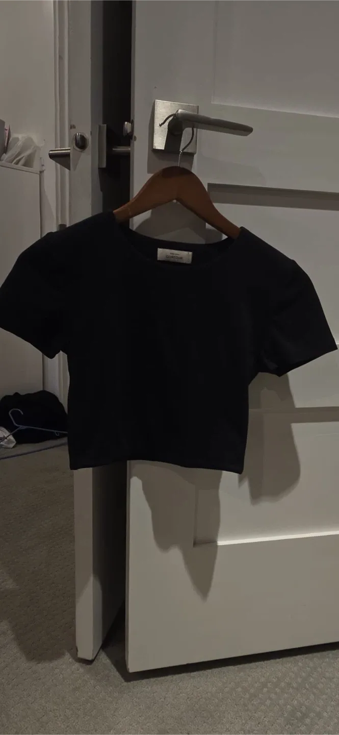 Babaton Contour Black T-Shirt - Size S image indicator(2)