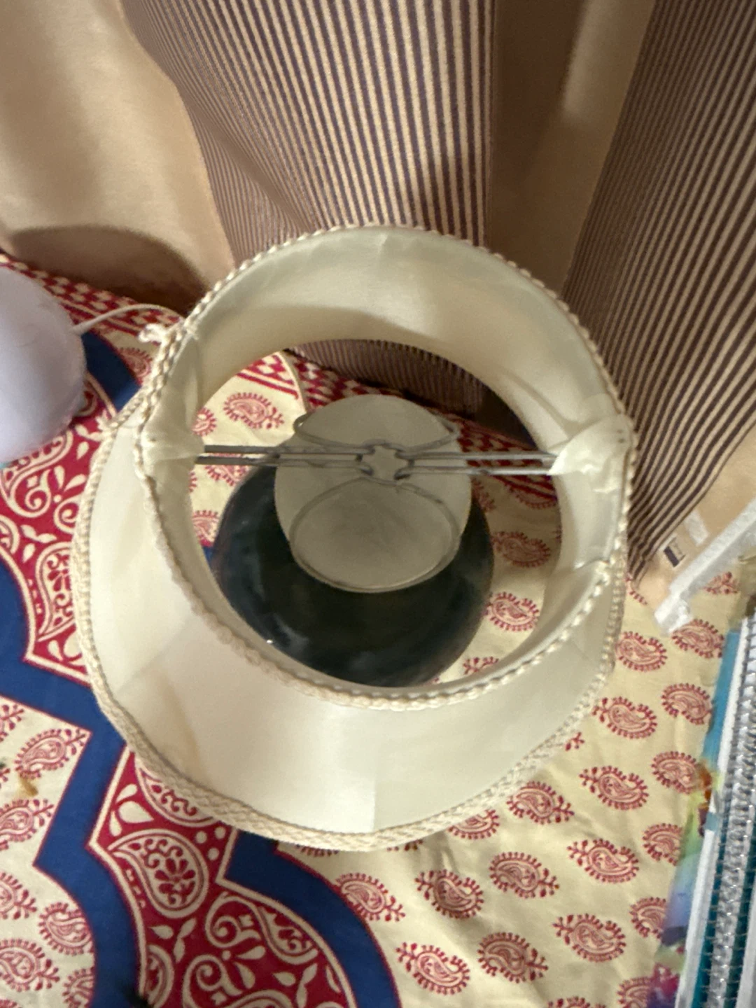 Small Table Lamp with Green Base - photo 3