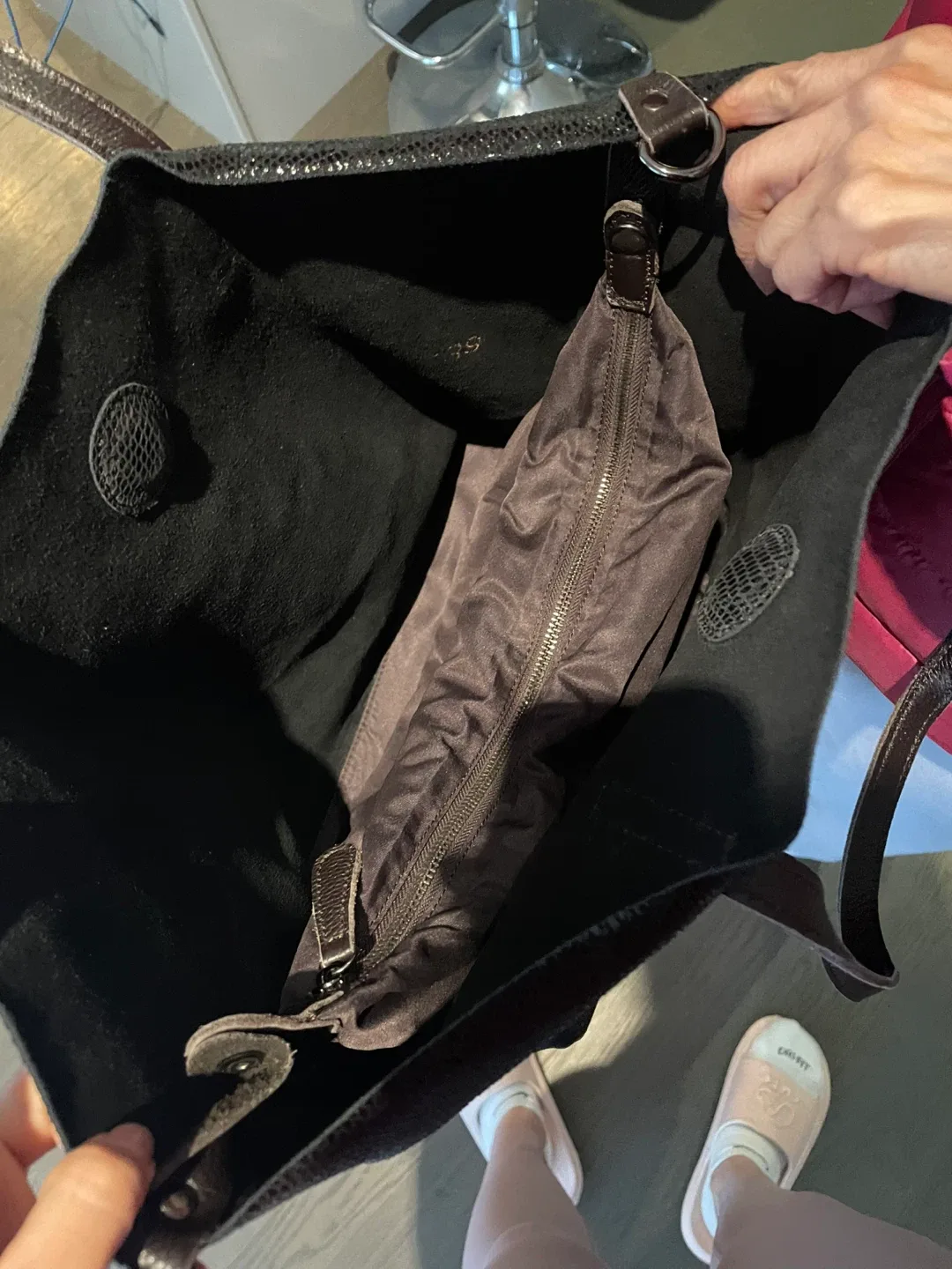 Black Leather Tote Bag with Brown Handles image indicator(4)