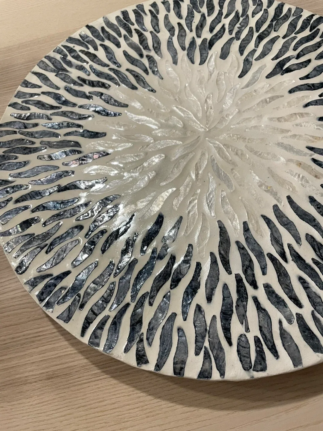 Decorative Round Plate - Pearl White & Blue image indicator(2)