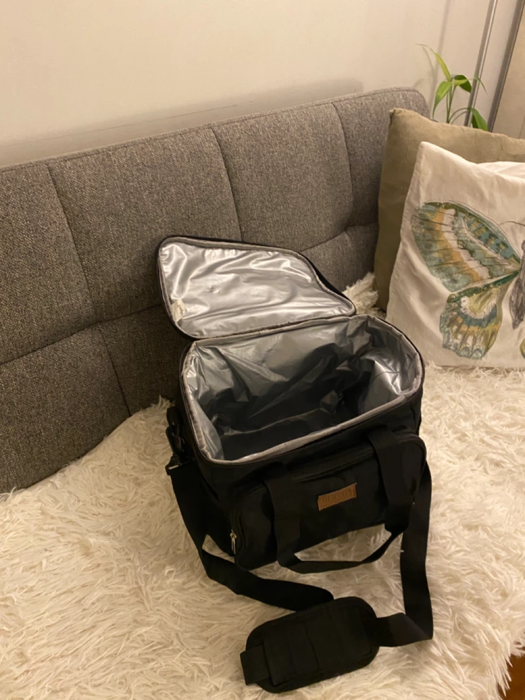 Cooler bag with shoulder strap