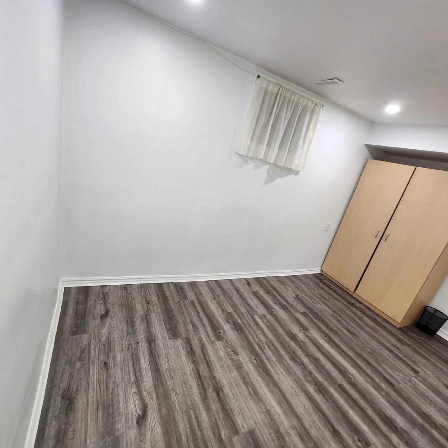 Basement for rent image indicator(2)