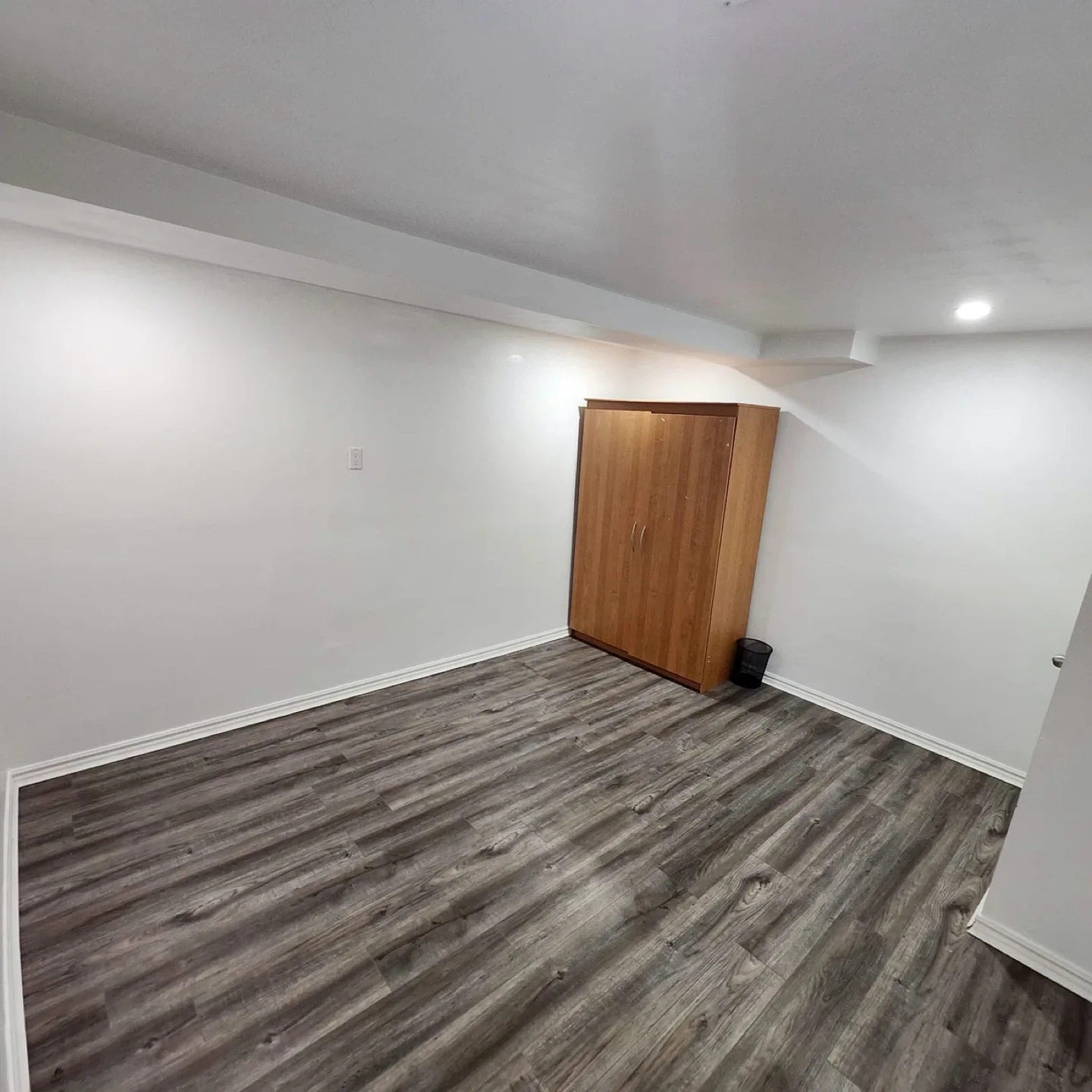 Basement for rent image indicator(7)