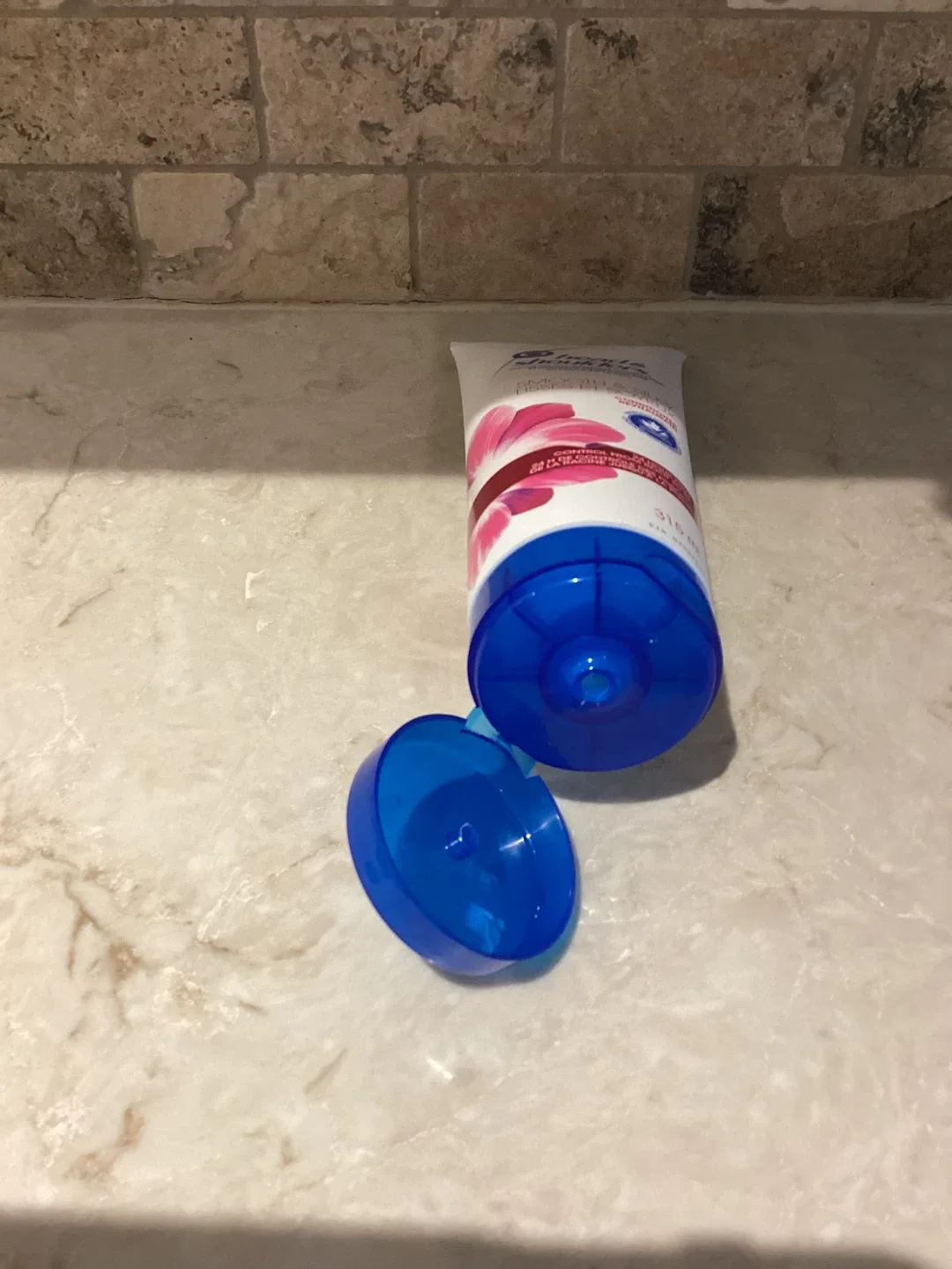 2 NEW & 1 USED HEAD & SHOULDERS CONDITIONERS ALL FOR $5 image indicator(3)