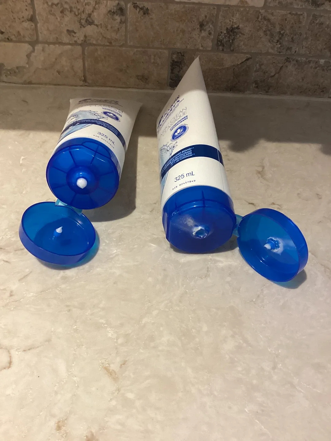 2 NEW & 1 USED HEAD & SHOULDERS CONDITIONERS ALL FOR $5 image indicator(4)