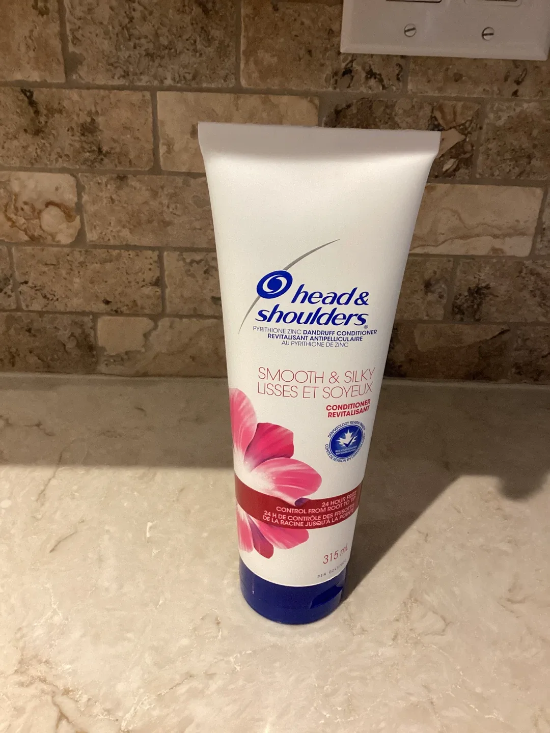 2 NEW & 1 USED HEAD & SHOULDERS CONDITIONERS ALL FOR $5 image indicator(2)