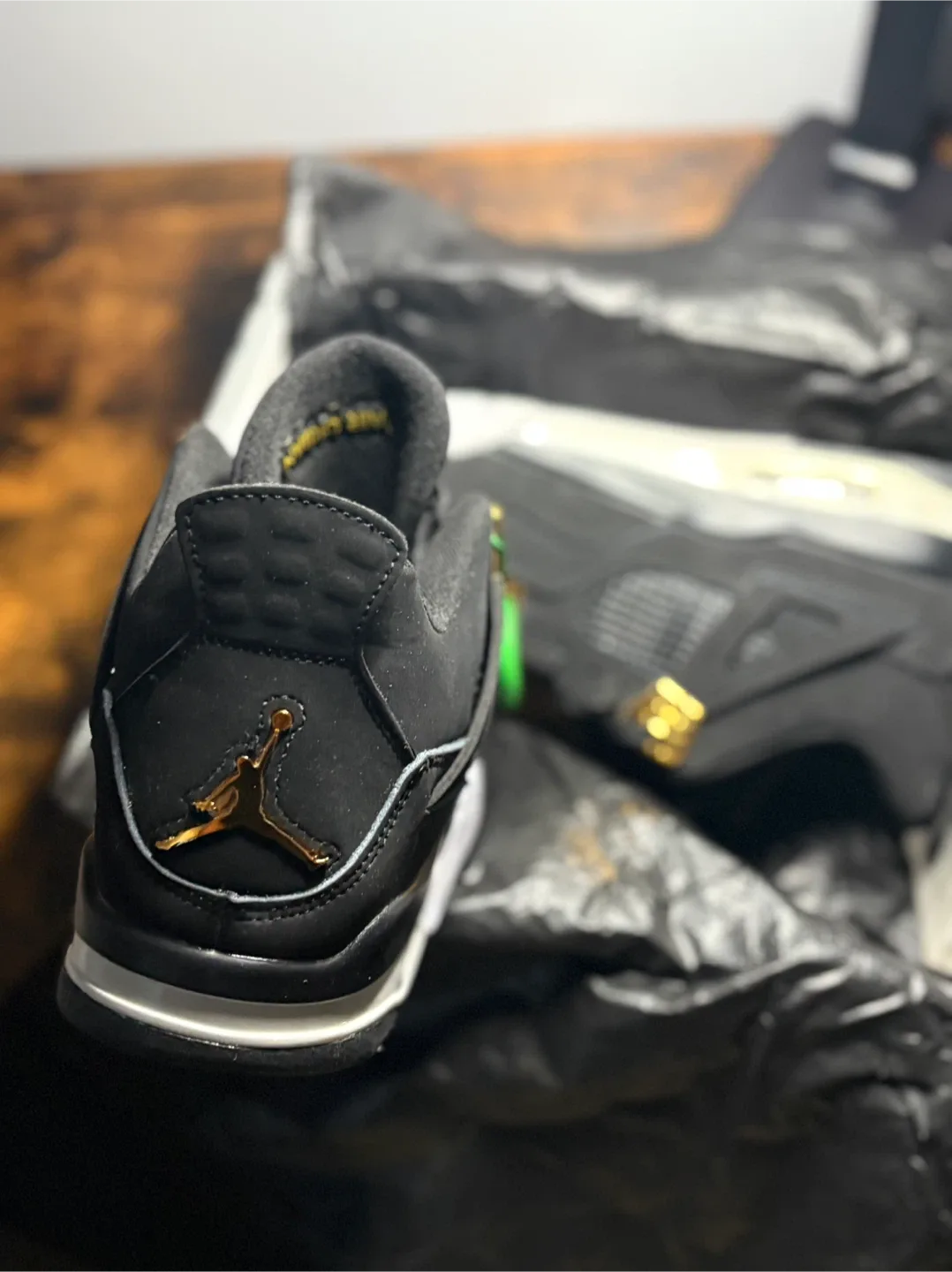 Air Jordan 4 Retro Black and Gold image indicator(4)