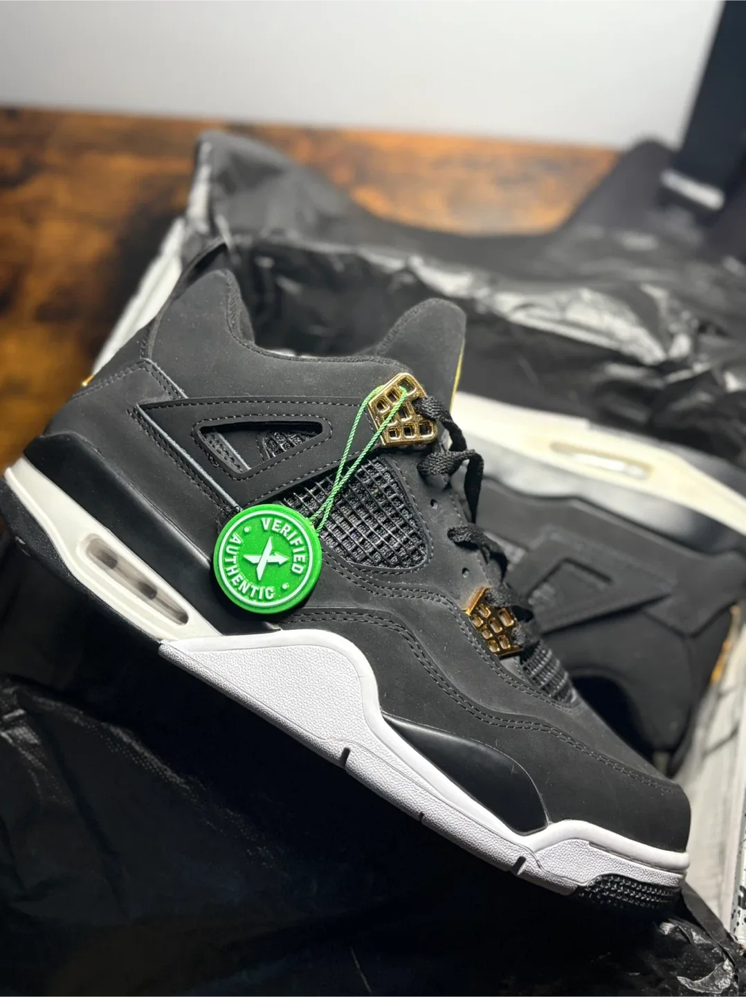 Air Jordan 4 Retro Black and Gold image indicator(3)