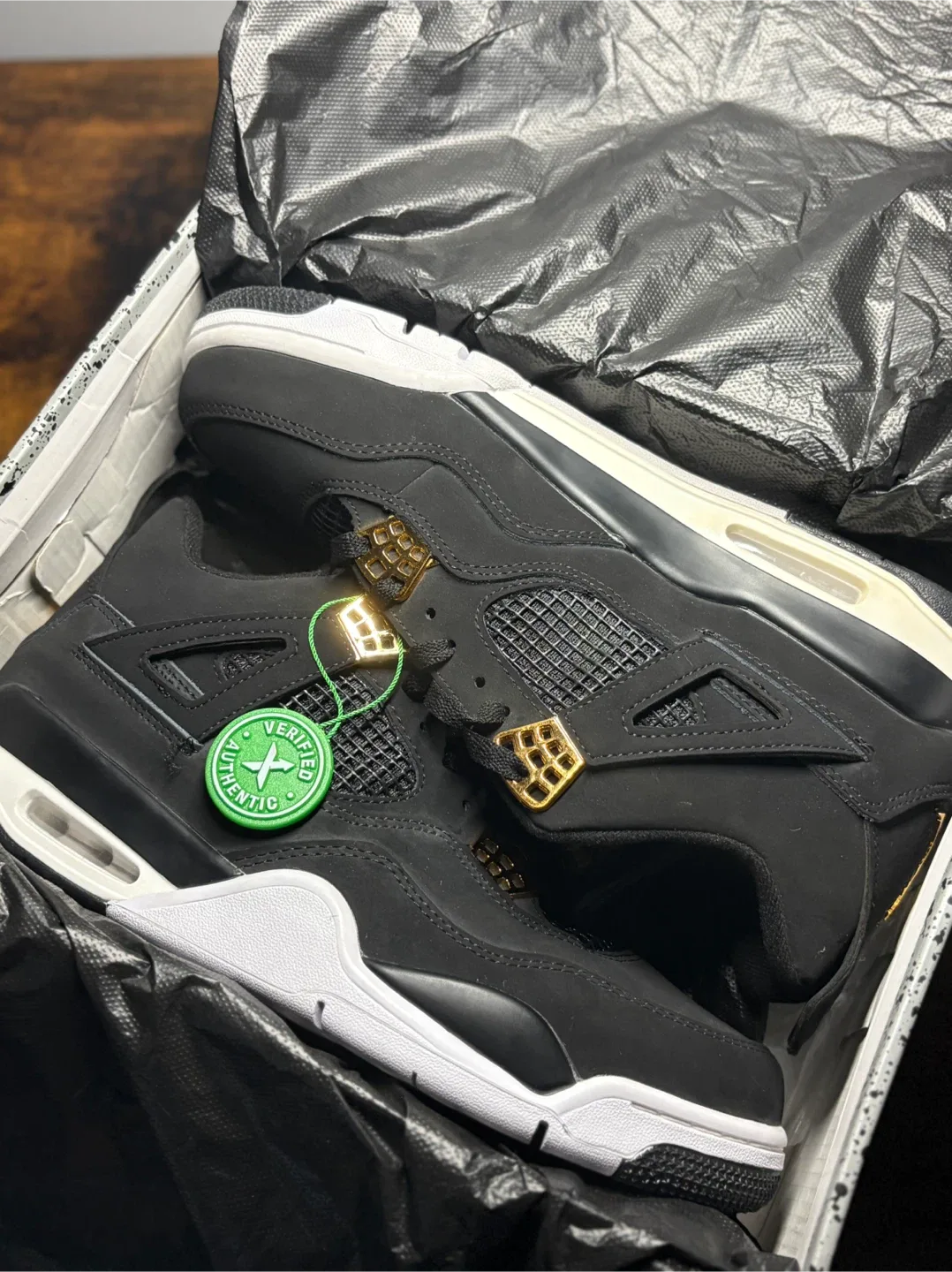 Air Jordan 4 Retro Black and Gold image indicator(5)
