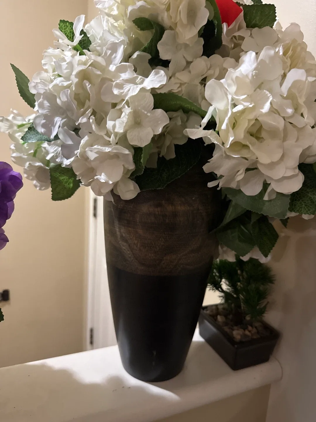 Vase with White Hydrangeas image indicator(2)