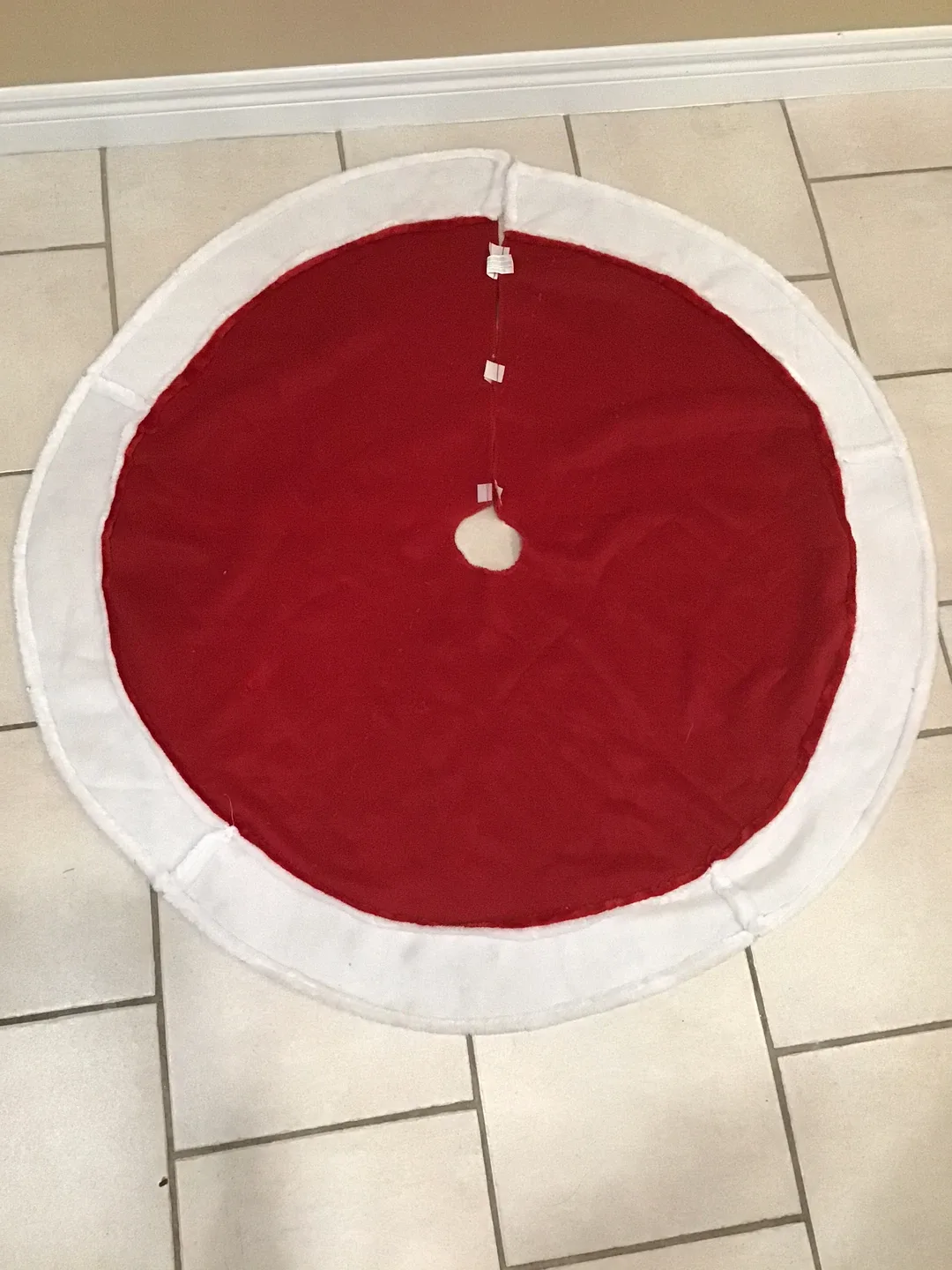 Red & White Christmas Tree Skirt image indicator(2)