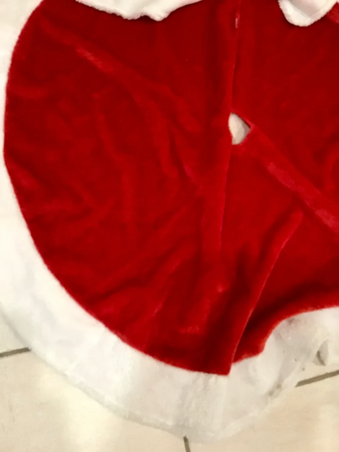 Red & White Christmas Tree Skirt image indicator(3)