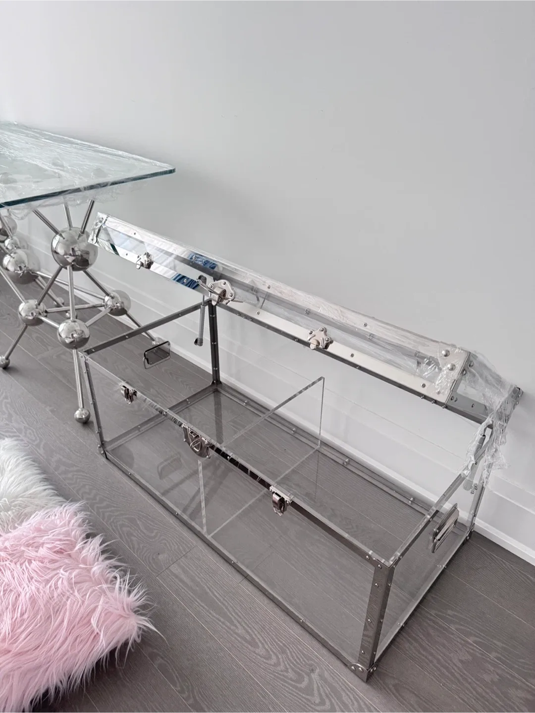 Acrylic Trunk Coffee Table image indicator(3)