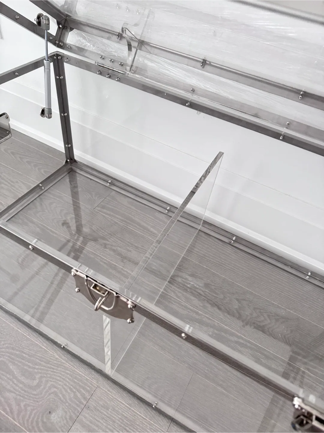 Acrylic Trunk Coffee Table image indicator(6)