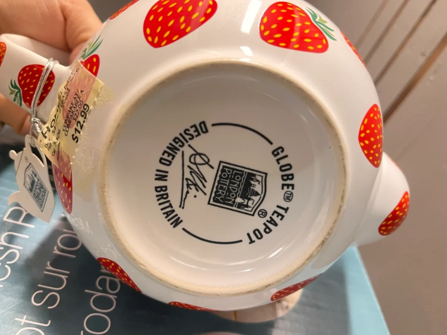 London Pottery Globe Teapot - Strawberry Design image indicator(3)