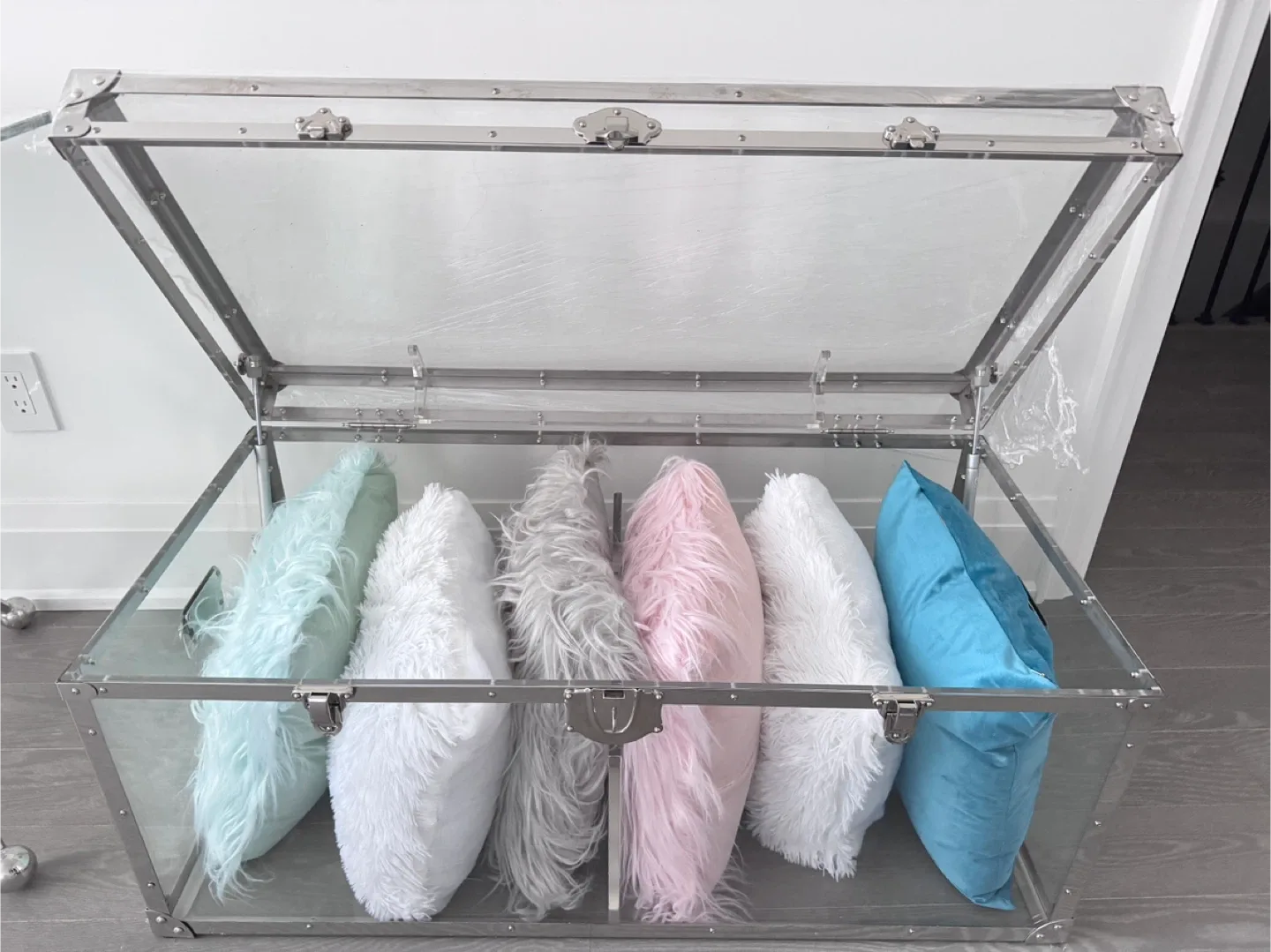 Acrylic Trunk Coffee Table image indicator(8)