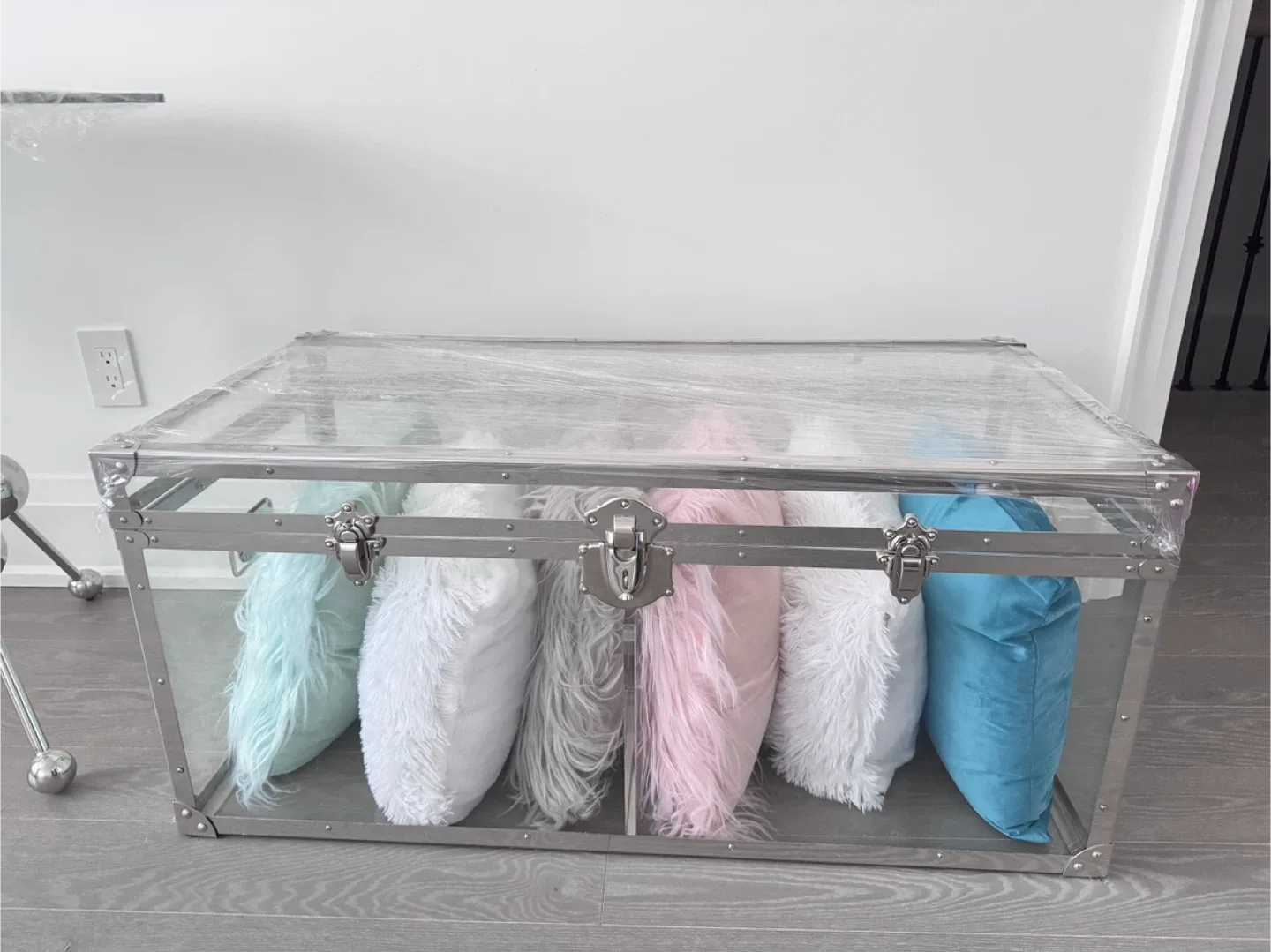 Acrylic Trunk Coffee Table image indicator(7)