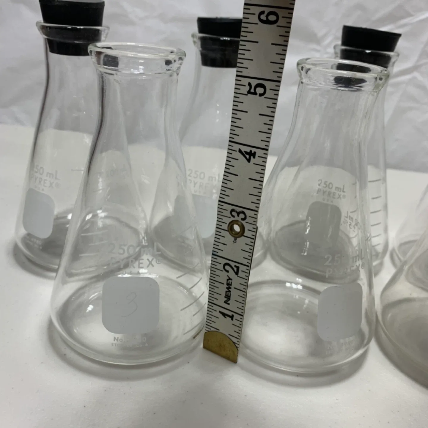 Pyrex & Teknik Beakers and Erlenmeyer Flask image indicator(8)