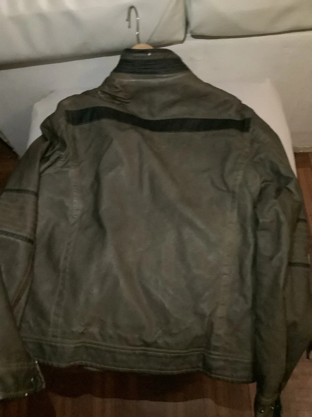 Leather Jacket warm  lining n great condition image indicator(2)